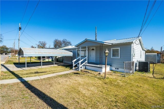 view of front facade with a carport, cooling unit, and a front lawn