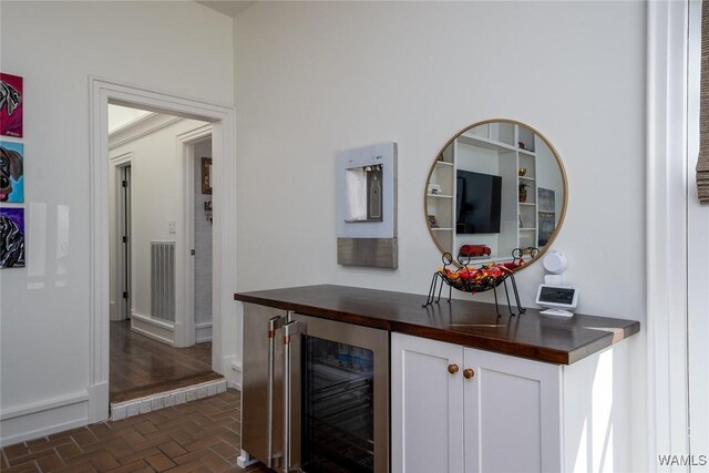 doorway with sink, a notable chandelier, and independent washer and dryer