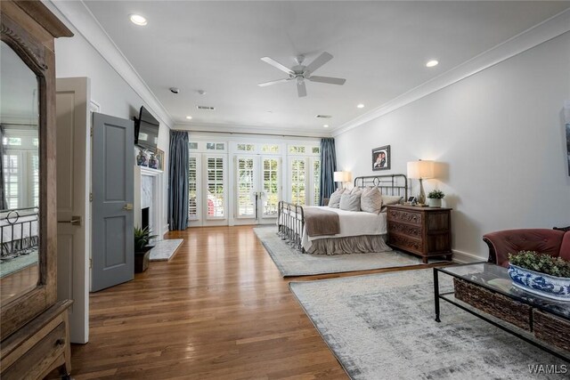 living room with ceiling fan and beverage cooler