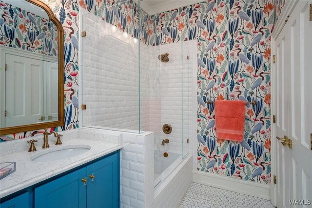 bathroom featuring a tile shower