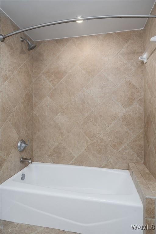 1018 Hackberry Ln Unit 301, Tuscaloosa, AL 35401 - bathroom featuring shower / washtub combination