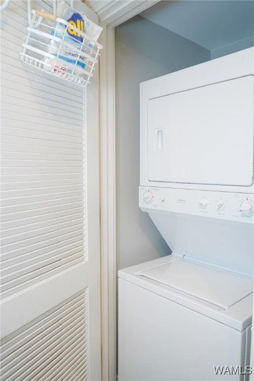 1018 Hackberry Ln Unit 113, Tuscaloosa, AL 35401 - laundry room featuring stacked washing machine and dryer