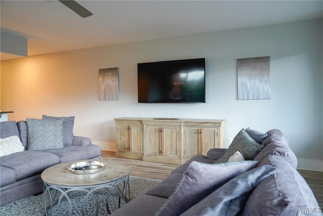 1018 Hackberry Ln Unit 113, Tuscaloosa, AL 35401 - living area featuring wood finished floors and a ceiling fan