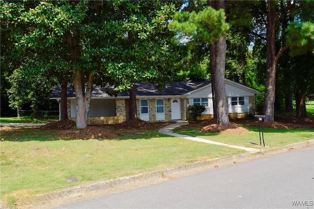 ranch-style house featuring a front yard