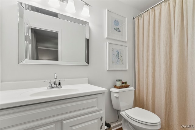 bathroom featuring a shower with curtain, vanity, and toilet