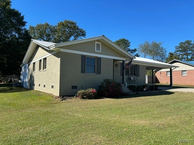 view of front of home featuring a carport and a front lawn