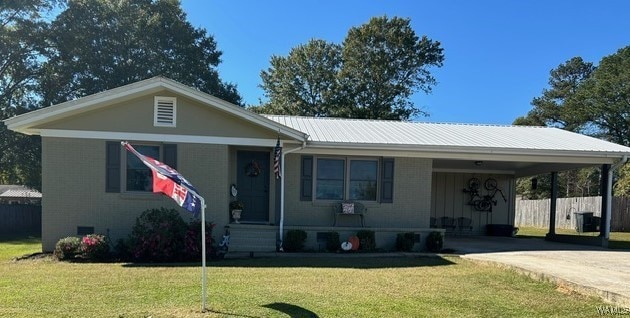 view of front of property featuring a front lawn and a carport