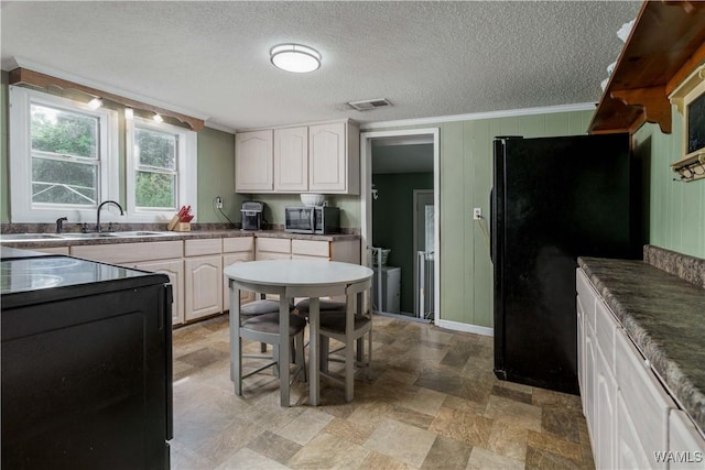 kitchen with visible vents, ornamental molding, a sink, stainless steel microwave, and electric stove