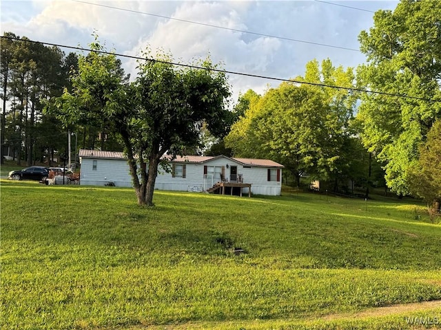 view of front of home featuring a front yard
