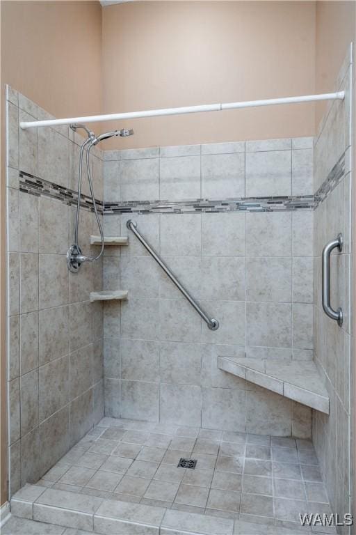6128 Covington Villas Dr, Tuscaloosa, AL 35405 - bathroom featuring tiled shower