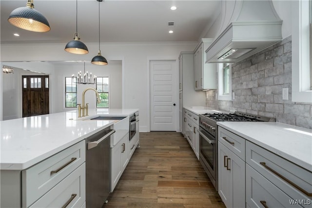 407 Edgefield Mews Cir, Tuscaloosa, AL 35406 - kitchen with stainless steel appliances, a chandelier, dark wood-style floors, tasteful backsplash, and light countertops