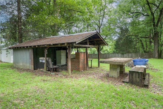 221 3rd Ct SW, Fayette, AL 35555 - view of yard with an outbuilding