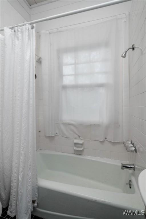221 3rd Ct SW, Fayette, AL 35555 - bathroom with shower / bath combination with curtain