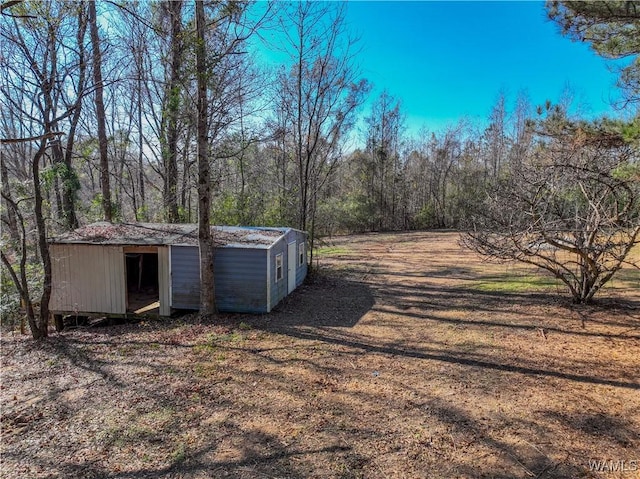 view of yard featuring a storage unit