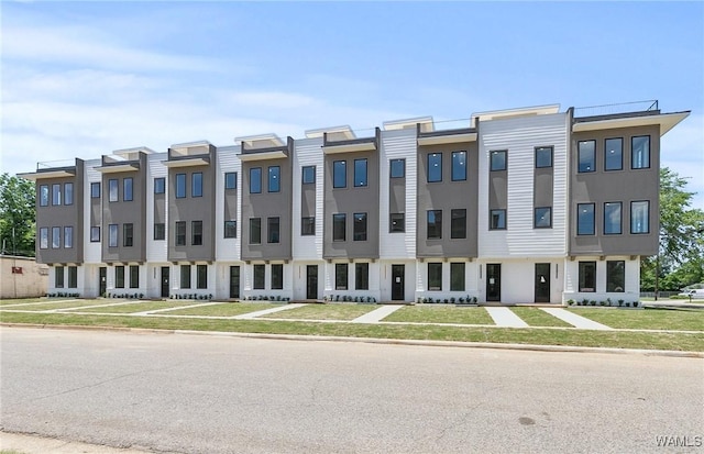 view of front facade featuring a front yard