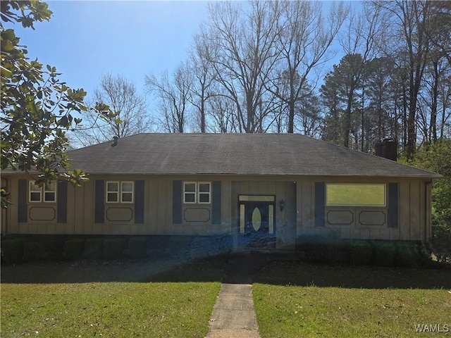 4705 Stonehill Ln, Tuscaloosa, AL 35405 - view of front of property featuring a front yard, roof with shingles, and board and batten siding
