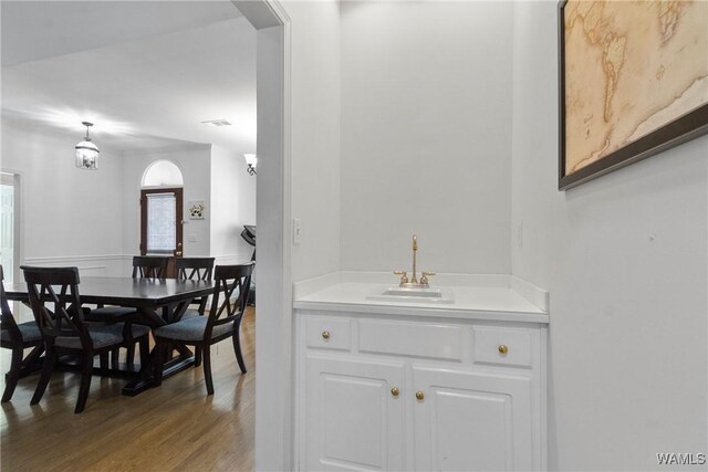839 Seven Oaks Pl, Tuscaloosa, AL 35406 - dining space featuring wood finished floors and arched walkways