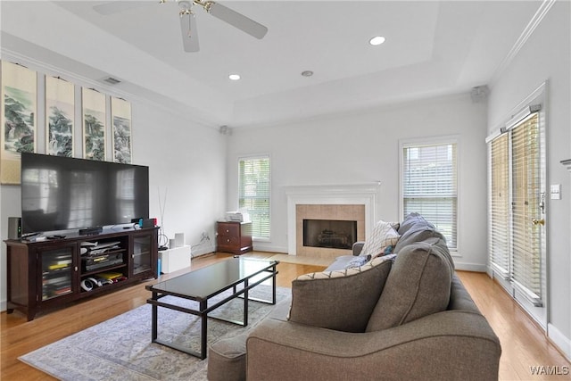 839 Seven Oaks Pl, Tuscaloosa, AL 35406 - living room featuring wood finished floors, a ceiling fan, a raised ceiling, and recessed lighting