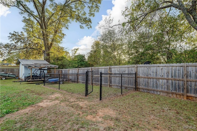 view of yard with an outbuilding