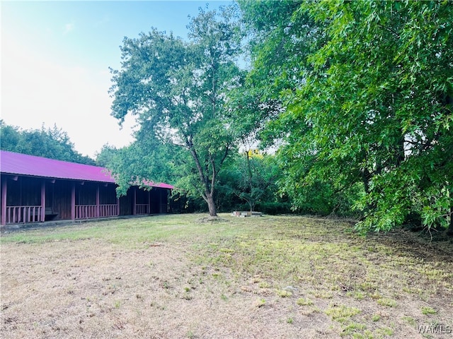 view of yard featuring an outbuilding