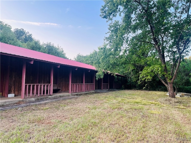 view of yard with an outbuilding