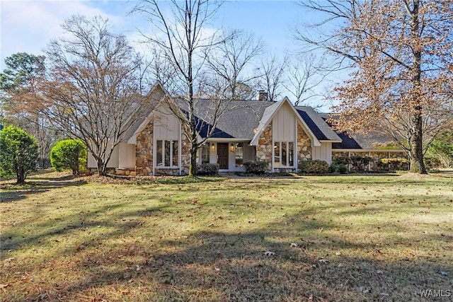 view of front of property featuring a front lawn