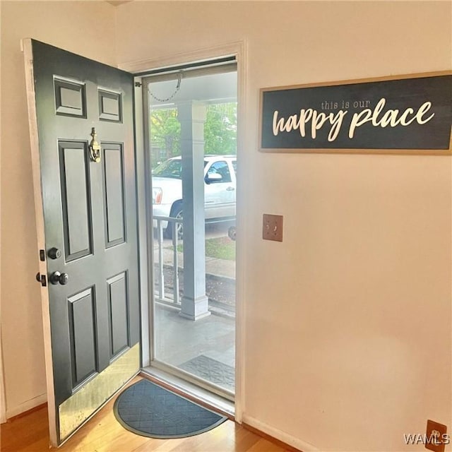 6400 Plantation Ct, Tuscaloosa, AL 35405 - entryway featuring baseboards and wood finished floors