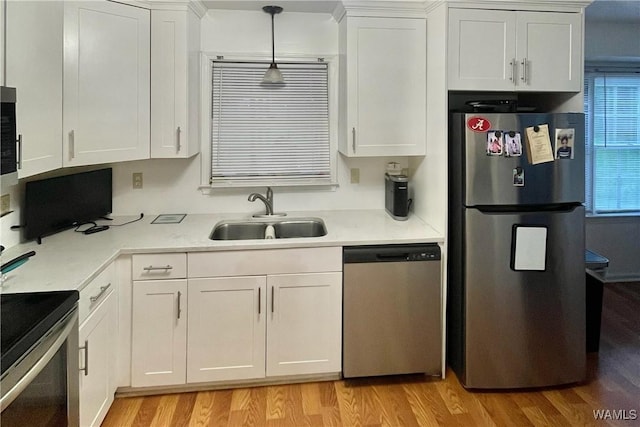 6400 Plantation Ct, Tuscaloosa, AL 35405 - kitchen with light wood-style flooring, appliances with stainless steel finishes, a sink, and white cabinets