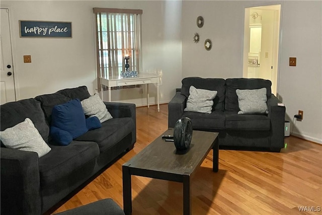 6400 Plantation Ct, Tuscaloosa, AL 35405 - living area featuring baseboards and light wood finished floors