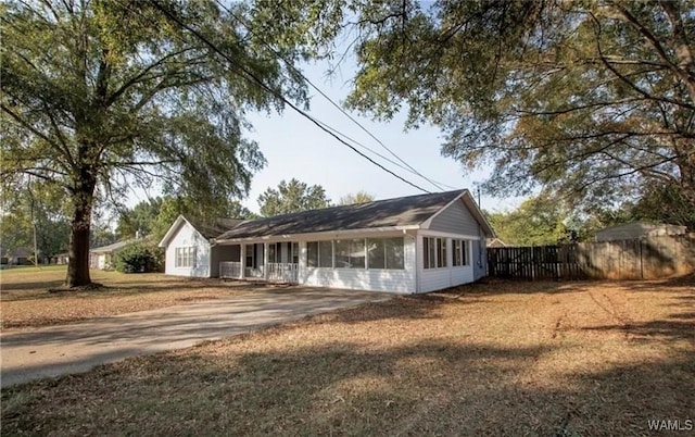 6400 Plantation Ct, Tuscaloosa, AL 35405 - rear view of property featuring driveway and fence