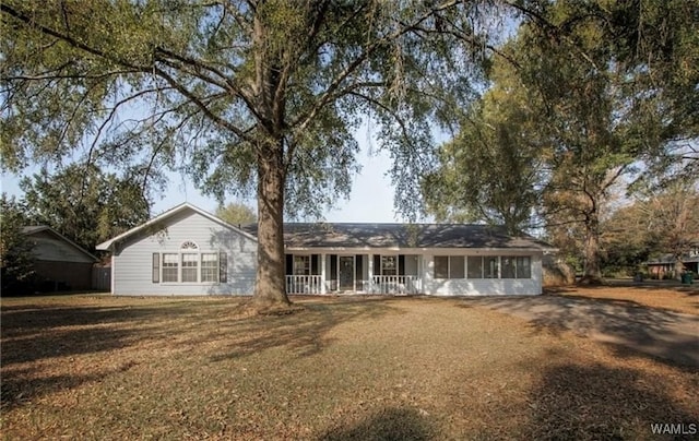 6400 Plantation Ct, Tuscaloosa, AL 35405 - ranch-style house featuring covered porch and a front lawn