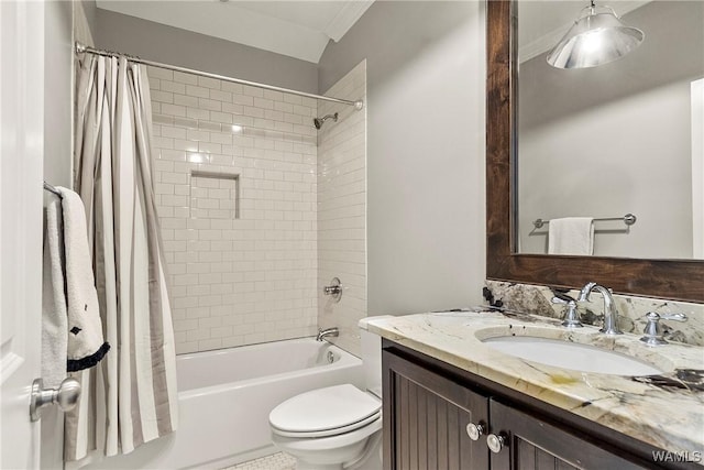 1006 Shady Tree Ln, Tuscaloosa, AL 35406 - full bath featuring crown molding, shower / tub combo with curtain, toilet, and vanity