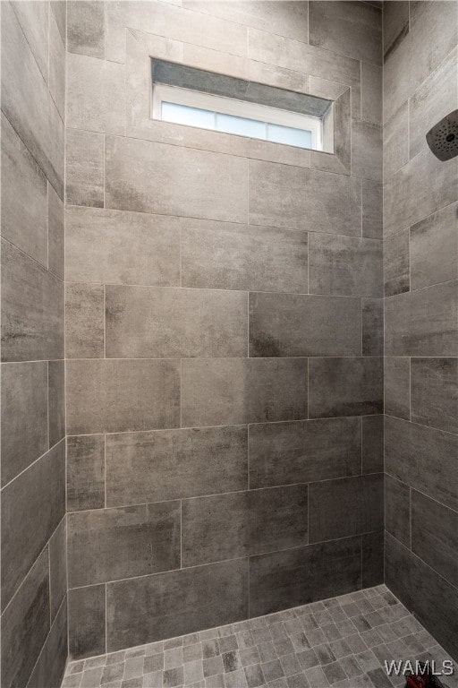 bathroom featuring a tile shower