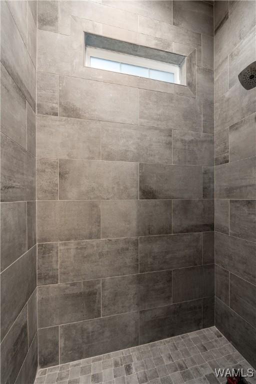 bathroom featuring tiled shower