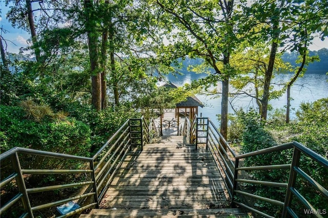 2940 Lake Crest Dr, Tuscaloosa, AL 35406 - view of home's community featuring a water view