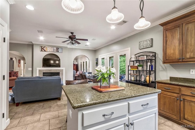 2940 Lake Crest Dr, Tuscaloosa, AL 35406 - kitchen with arched walkways, a center island, ceiling fan, recessed lighting, and light tile patterned floors