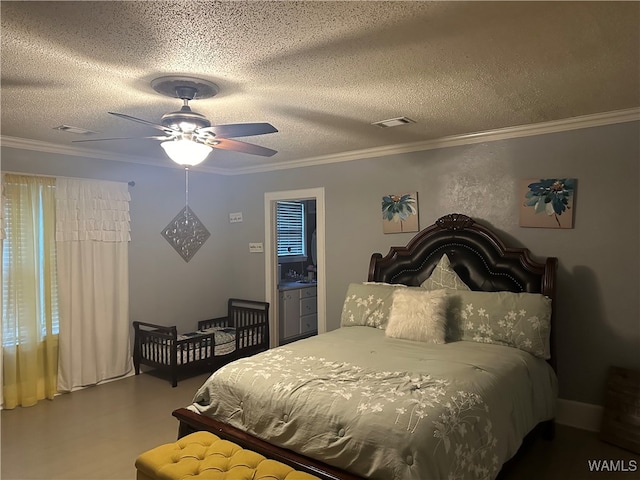 bedroom featuring hardwood / wood-style floors, a textured ceiling, ceiling fan, and crown molding