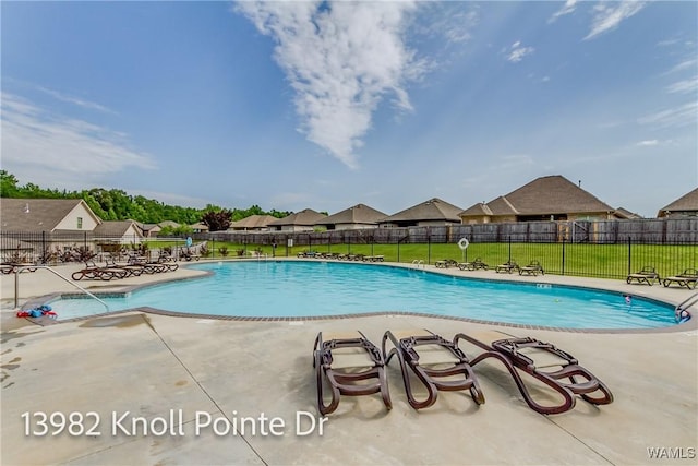 13982 Knoll Pointe Dr, Northport, AL 35475 - community pool with a patio area