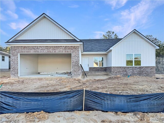 modern inspired farmhouse featuring a front lawn and a garage