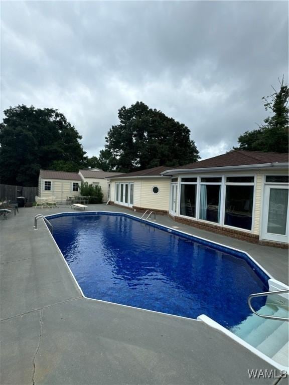 3541 Oak Bend Rd, Tuscaloosa, AL 35406 - view of swimming pool with a patio, an outdoor structure, and a diving board