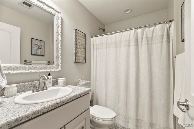 full bathroom featuring toilet, visible vents, a shower with shower curtain, and vanity