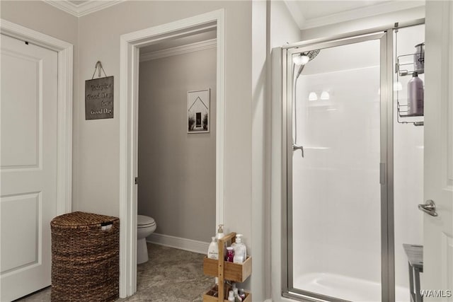 bathroom featuring toilet, a shower stall, baseboards, and crown molding