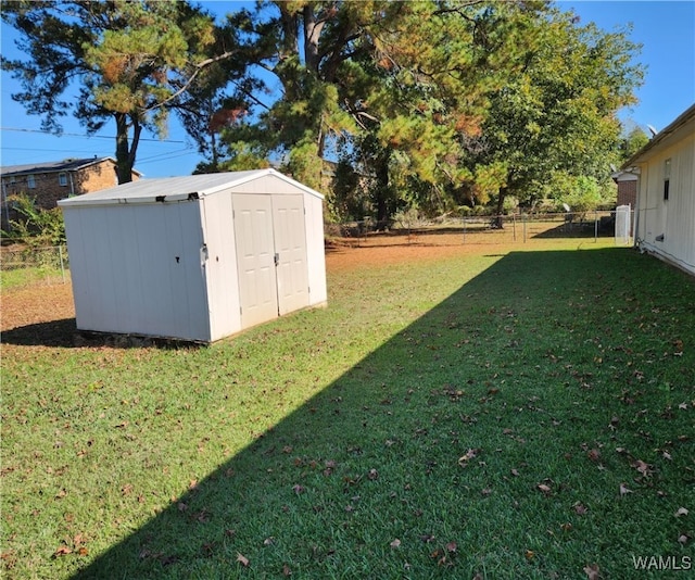 view of yard featuring a shed