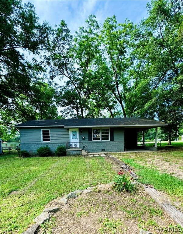 view of front of house with a carport and a front lawn