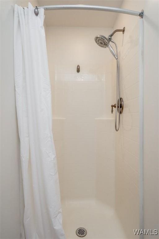 full bath featuring a tile shower