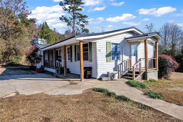 view of front of property featuring driveway and a porch