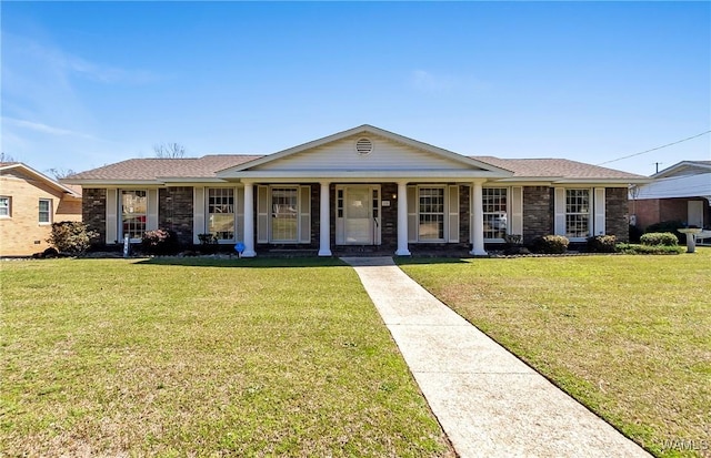 view of front of house featuring a shingled roof and a front yard