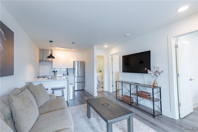 500 Grace St Unit 304, Tuscaloosa, AL 35401 - living area featuring light wood-style flooring, recessed lighting, and rail lighting