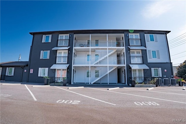 500 Grace St Unit 304, Tuscaloosa, AL 35401 - view of property featuring uncovered parking