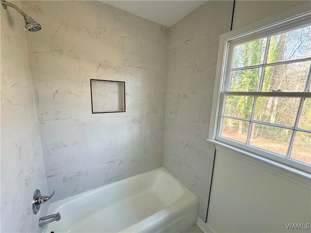 bathroom with tiled shower / bath combo